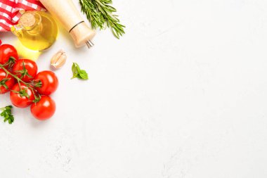 Beyazın sağlıklı yemek geçmişi. Baharatlar, bitkiler ve zeytinyağlı sebzeler..