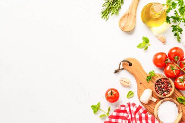 Mutfak masasında yemek malzemeleri var. Kopyalama alanı olan düz resim.