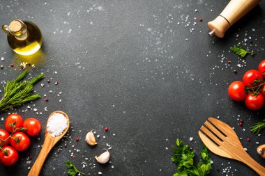 Taze sebzeli, şifalı otlu ve baharatlı yiyecek arka planı. Kopyalama alanı olan üst görünüm.