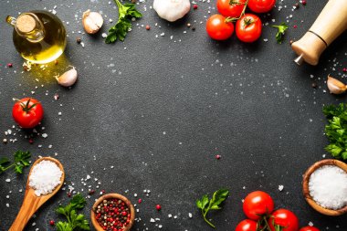 Taze sebzeli, şifalı otlu ve baharatlı yiyecek arka planı. Kopyalama alanı olan düz.