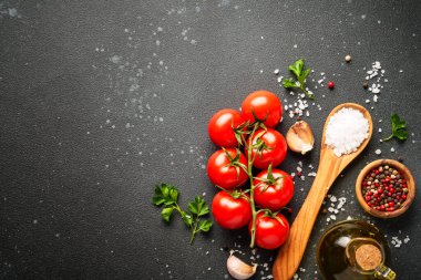 Siyahların yemek geçmişi. Taze bitkiler, domates ve zeytinyağlı baharatlar. Kopyalama alanı olan düz.