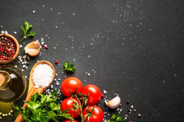 Yemek malzemesi. Taze sebzeli, şifalı otlu ve baharatlı yiyecek..