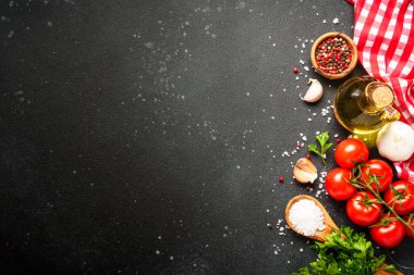 Taze sebzeli, şifalı otlu ve baharatlı yiyecek arka planı. Kopyalama alanı olan düz.