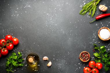 Taze sebzeli, şifalı otlu ve baharatlı yiyecek arka planı. Kopyalama alanı olan üst görünüm.