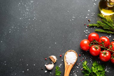 Taze sebzeli, şifalı otlu ve baharatlı yiyecek arka planı. Kopyalama alanı olan üst görünüm.