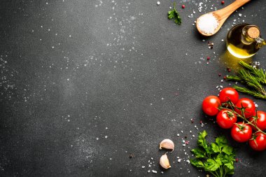 Siyahların yemek geçmişi. Taze bitkiler, domates ve zeytinyağlı baharatlar. Kopyalama alanı olan düz.