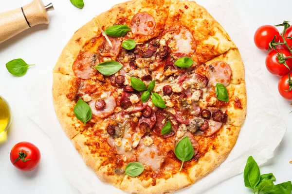 Beyaz arka planda pizza. Jambonlu, salamlı ve sosisli lezzetli et pizzası. Beyaz üzerine üst görünüm.