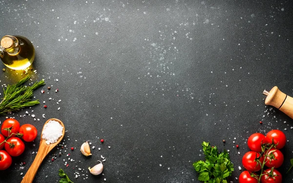 Siyahların yemek geçmişi. Taze bitkiler ve zeytinyağlı baharatlar. Kopyalama alanı olan düz.