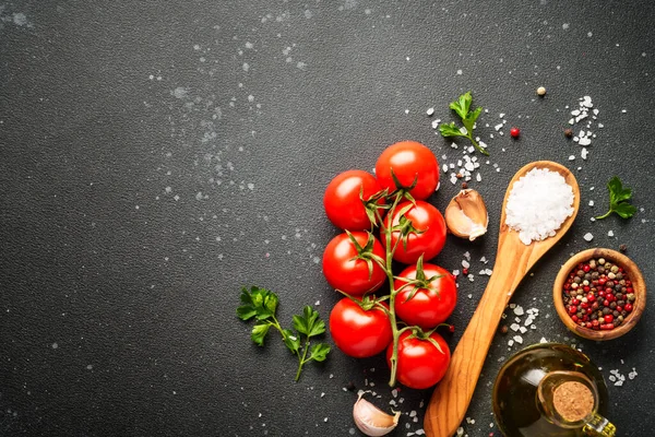 Siyahların yemek geçmişi. Taze bitkiler, domates ve zeytinyağlı baharatlar. Kopyalama alanı olan düz.