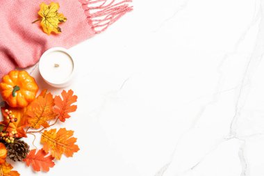 Sonbahar düz arka plan yatıyordu. Kahve, sıcak atkı ve sarı yapraklar..