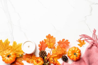 Sonbahar arkaplanı. Sarı yapraklar, balkabakları ve rahat eşarp. Metin için boşluk ile düz uzandı.