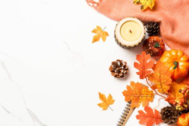 Samimi sonbahar düzlüğü beyaza uzanıyordu. Düşmüş yapraklar, atkı ve el işi mum..