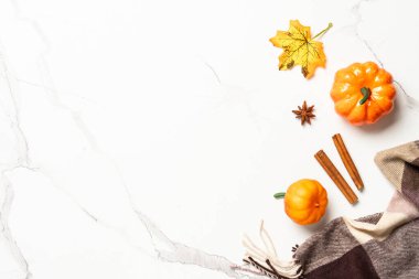 Sonbahar düz arka plan yatıyordu. Kahve, sıcak atkı ve sarı yapraklar..