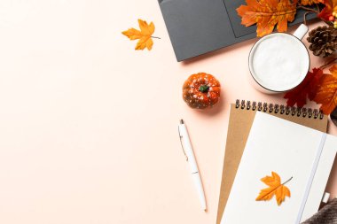 Sonbahar ofis masası. Laptop, defter, bir fincan kahve ve sarı yapraklar. Metin için boşluk ile düz uzandı.