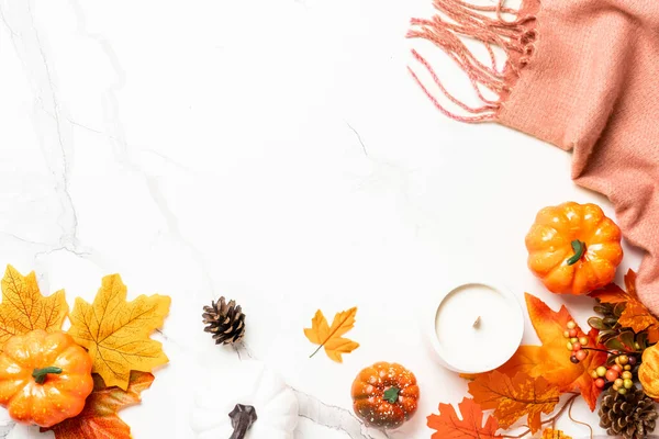 Sonbahar düz arka plan yatıyordu. Kahve, sıcak atkı ve sarı yapraklar..