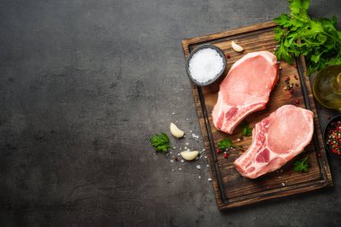 Çiğ domuz eti. Baharat ve otlarla kesilmiş taze et. Kopyalama alanı olan üst görünüm.