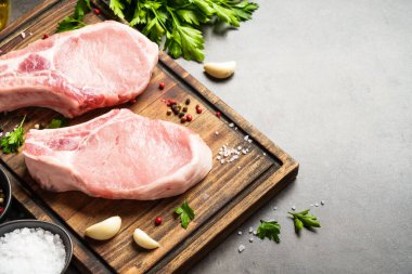 Baharatla kesilmiş çiğ domuz eti..