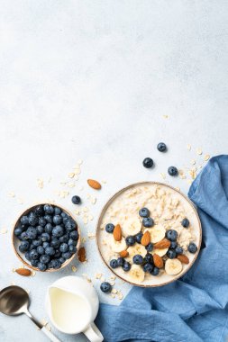 Sütlü, muzlu ve yaban mersinli yulaf lapası. Üst görünüm.