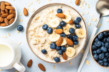 Sütlü, muzlu ve yaban mersinli yulaf lapası. Üst görünüm.