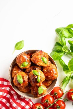 Beyaz arka planda domates soslu köfteler. Üst görünüm.
