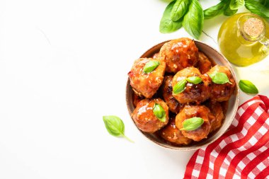 Beyaz arka planda domates soslu köfteler. Kopyalama alanı olan üst görünüm.