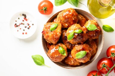 Beyaz arka planda domates soslu köfte. Hindi eti. Üst görünüm.