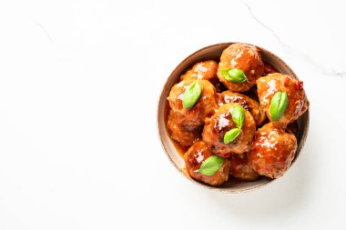 Beyaz arka planda domates soslu köfteler. Üst Manzara, kapat. Jöleli köfte..