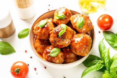 Beyaz arka planda domates soslu köfteler. Üst görünüm.