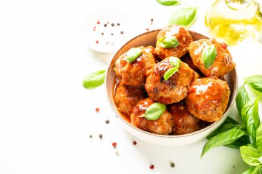 Beyaz arka planda domates soslu köfteler. Üst görünüm.