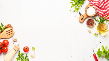 Beyazın sağlıklı yemek geçmişi. Baharatlar, bitkiler ve zeytinyağlı sebzeler..