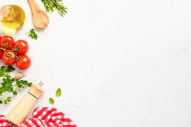 Mutfak masasında yemek malzemeleri var. Kopyalama alanı olan düz resim.