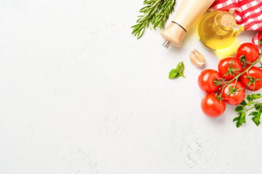 Mutfak masasında yemek malzemeleri var. Kopyalama alanı olan düz resim.