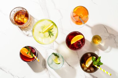 Kokteyl partisi, alkol kokteyli. Viski, margarita, Aperol spritz, Küba libre, kırmızı şarap, negroni, sangria ve jin tonik beyaz arka planda. Üst görünüm.