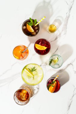 Gölgeli alkollü kokteyller. Beyaz arka planda viski, margarita, Aperol spritz, Küba libre, negroni, sangria ve Jin toniği..