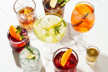 Margarita ve diğer yaz içkileri beyaz arka planda..