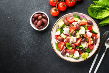 Yunan salatası siyah mutfak masasında. Üst Manzara. Vejetaryen yemeği.