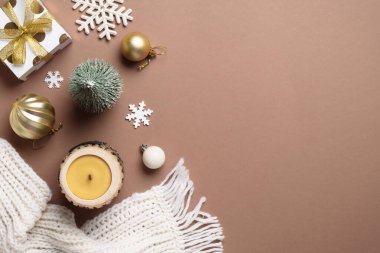 Noel dekoru, mum ve beyaz örgü atkısı. Kopya alanı ile rahat Düz konum.