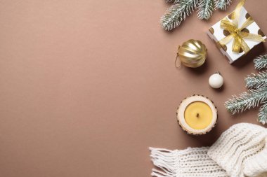 Konforlu kış bezi. Noel dekoru, mum ve beyaz örgü atkısı..