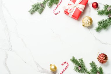 İçinde renkli süsler ve köknar ağacı olan Noel hediyesi kutusu. Dizayn için alanı olan düz resim.