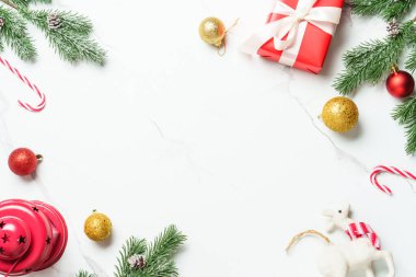 Noel feneri, hediye kutusu ve beyaz arka planda tatil süslemeleri. Metin için boşluk olan üst görünüm.