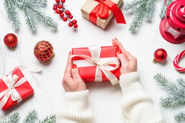 Boks günü. Noel hediyesi ve beyaz süslemeler. Üst görünüm.