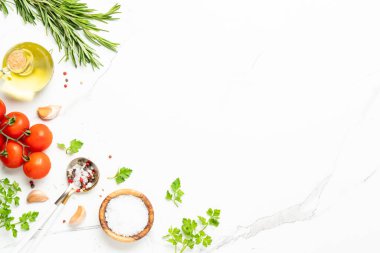 Mutfak masasında otlar, baharatlar ve sebzeler. Beyazın yemek pişirme geçmişi.