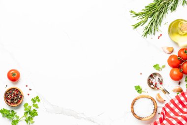 Baharatlar, bitkiler, zeytinyağı ve taze domatesler. Metin için alanı olan düz resim. Mutfak masası, aşçılık arka planı.