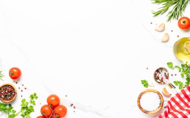 Baharatlar, bitkiler, zeytinyağı ve beyaz üzerine taze domates. Metin için alanı olan düz resim. Mutfak masası..