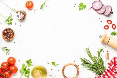 Baharatlar, bitkiler, zeytinyağı ve taze domatesler. Metin için alanı olan düz resim. Mutfak masası, aşçılık arka planı.