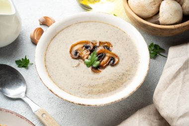 Beyaz mutfak masasında mantar çorbası püresi. Sağlıklı vejetaryen yemekleri. Kapat..