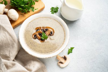 Beyaz mutfak masasında mantar çorbası püresi. Sağlıklı vejetaryen yemekleri. Kapat..