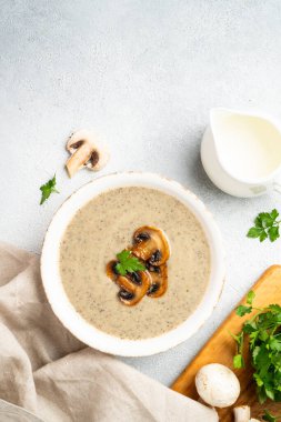 Beyaz mutfak masasında mantar çorbası püresi. Sağlıklı yiyecekler. Üst görünüm.