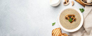 Beyaz mutfak masasında mantar çorbası püresi. Web pankartı biçimi.