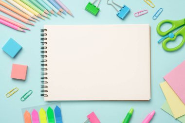 Not defteri, kalemler, kalemler ve diğer malzemeler. Renkli arkaplanda düz resim yatıyordu.